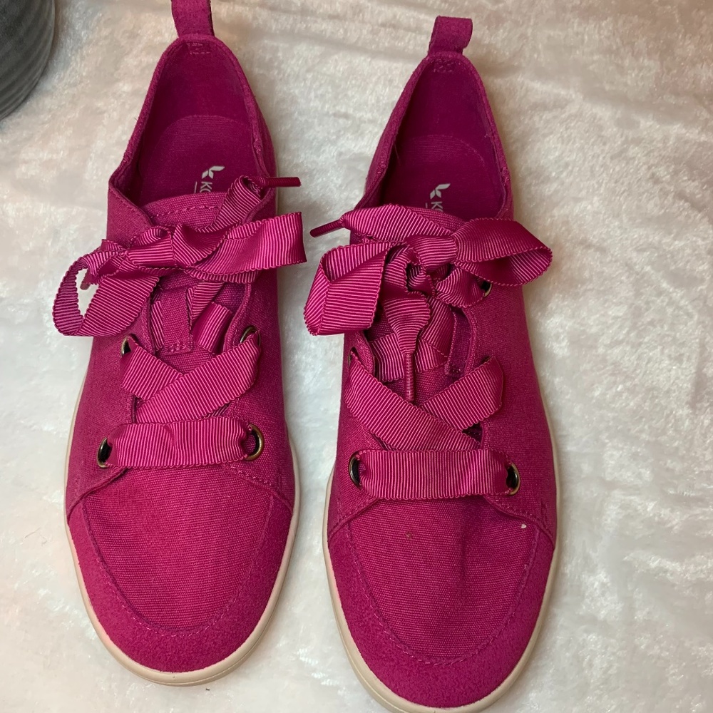 NWOT Koolaburra Ugg Lace Up Sneakers Size 3